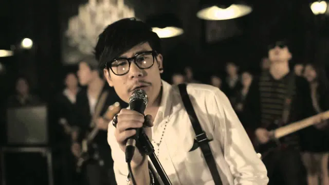 คอร์ดเพลง อยากให้เธอลอง - Musketeers